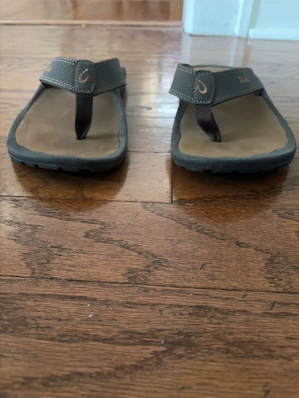 Men’s size 10M Olu Kai Brown flip flops